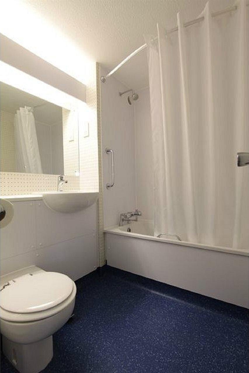 Travelodge Shrewsbury Bayston Hill Bagian luar foto